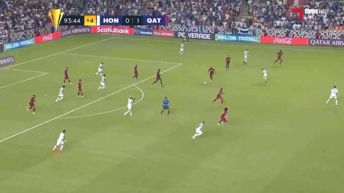 الهدف الثاني لمنتخبنا الوطني في مرمى هندوراس عن طريق اللاعب عبدالعزيز حاتم. الكأس الذهبية منتخب قطر