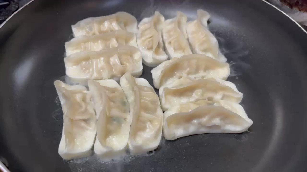 パラダイス山元 さて ちょっと遅いお昼は 日本で一番売れているあの冷凍餃子です Ff Ajinomoto １袋12個をフライパンで美しく焼く並べ方 ご存知でした 餃子 ギョーザ Gyoza ともえ並べ ともえ焼き トモエ焼き 巴焼き