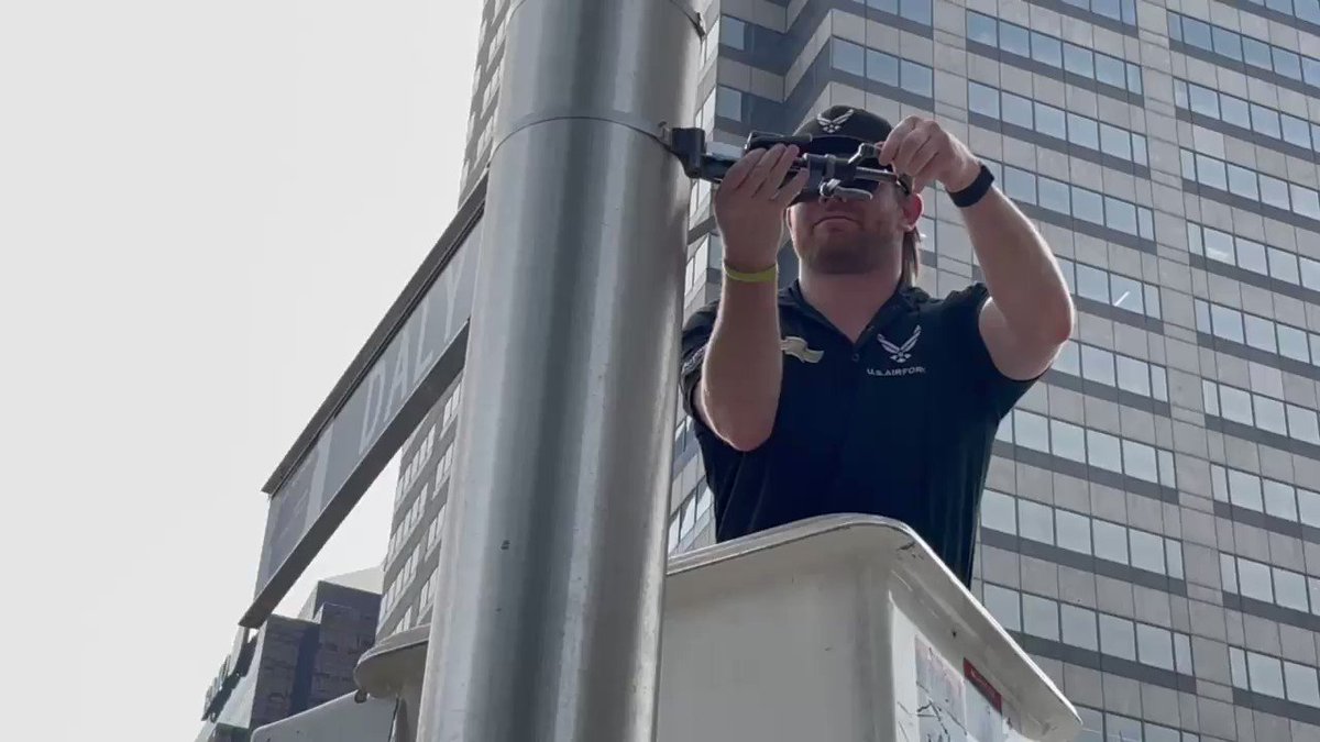It must be getting closer to #TheBrickyard Weekend…
@ConorDaly22 is installing the final driver street sign on meridian just north of Monument Circle!
#INDYCAR | #BigMachineGP https://t.co/VxNdn7l0Vv
