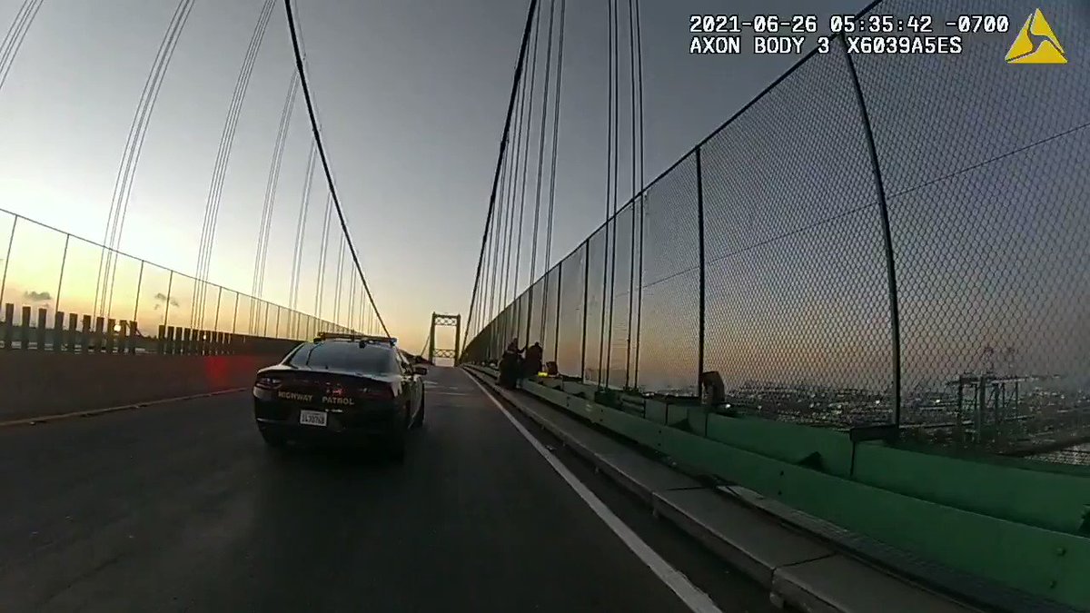 On the morning of June 26, @LAPDHarborDiv responded to a call of a woman seen climbing over the Vincent Thomas Bridge. Upon arrival they observed @CHP_HQ and @LAPortPolice working to pull her back to safety.
Great teamwork resulted in her receiving the help she needed. https://t.co/OJx7cWYaXY