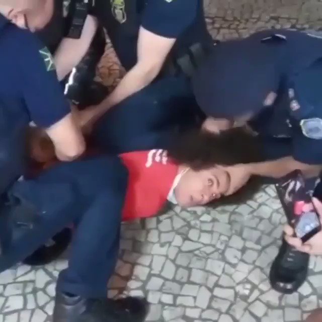 A Guarda Municipal racista de Curitiba acabou de prender o VEREADOR @Renatoafjr na praça Rui Barbosa!!! Estão levando ele pra Central de Flagrantes no bairro Portão!!!!! (informações do insta dele) https://t.co/sy9kkLQmqE