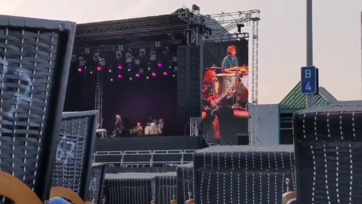 HELGE SCHNEIDER bricht sein Konzert ab:
Das System hier ist fadenscheinig und dumm. Es tut mir leid fรผr euch und vielleicht bekommt ihr euer Geld wieder zurรผck. https://t.co/GxYb5sUBtj