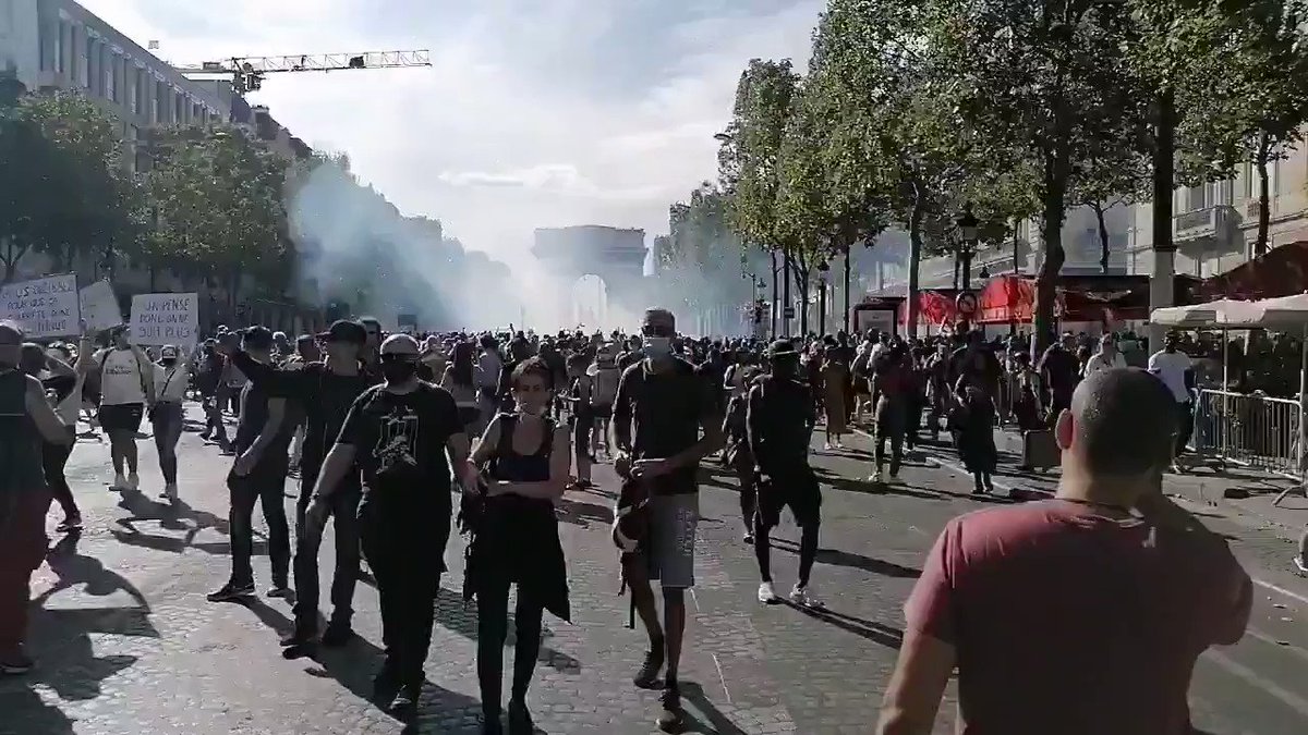 More and more demonstrators are arriving on the ChampsElysees against the PassSanitaire. The FDO are outnumbered https://t.co/Z3Isg3qaKQ