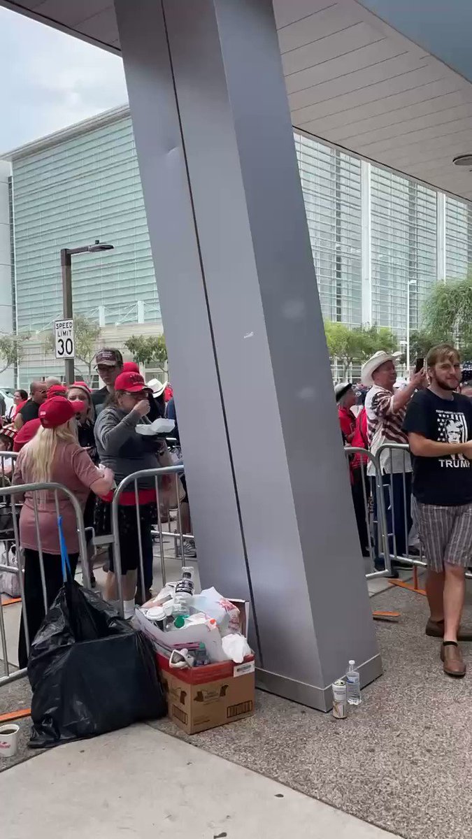 BIG line in Phoenix waiting to see President Trump. https://t.co/rBEE4in4xB