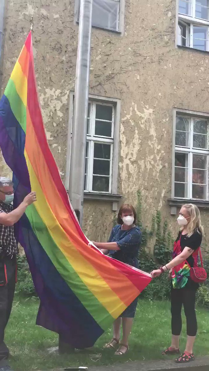 Anlässlich des #CSDBerlin hat gestern unsere Stadträtin #CarolinaBöhm für das Bezirksamt vor dem Rathaus #Zehlendorf die #Regenbogenfahne 🌈🏳️🌈gehisst. Mit dabei auch Vetreter*innen des @LSVD_BB. #PrideMonth #CSD https://t.co/W8Kc337tc3