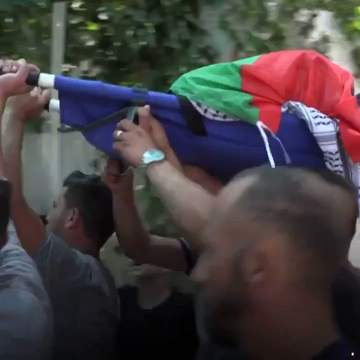 Muhammad Munir Al Tamimi, seorang remaja lelaki Palestin berusia 17 tahun maut ditembak di bahagian perut oleh tentera Zionis di perkampungan Nabi Saleh, Tebing Barat pada Jumaat lalu. Menurut kenyataan media Israel, Munir dikatakan telah membaling BATU ke arah tentera Zionis. https://t.co/bUvNQD3zvg
