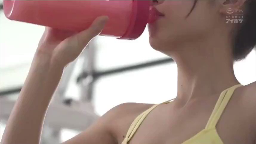 桜空もも 飲み物がこぼれたので拭いてあげるのだが、我慢できず…