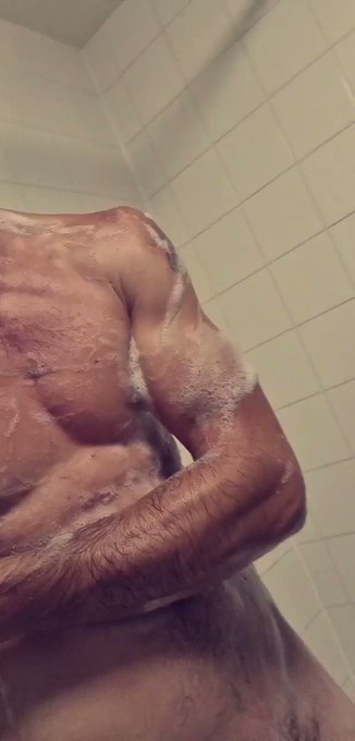 Whose gonna come join me in the bath, and give these muscles a rub down? ????? rt if you love a floppy