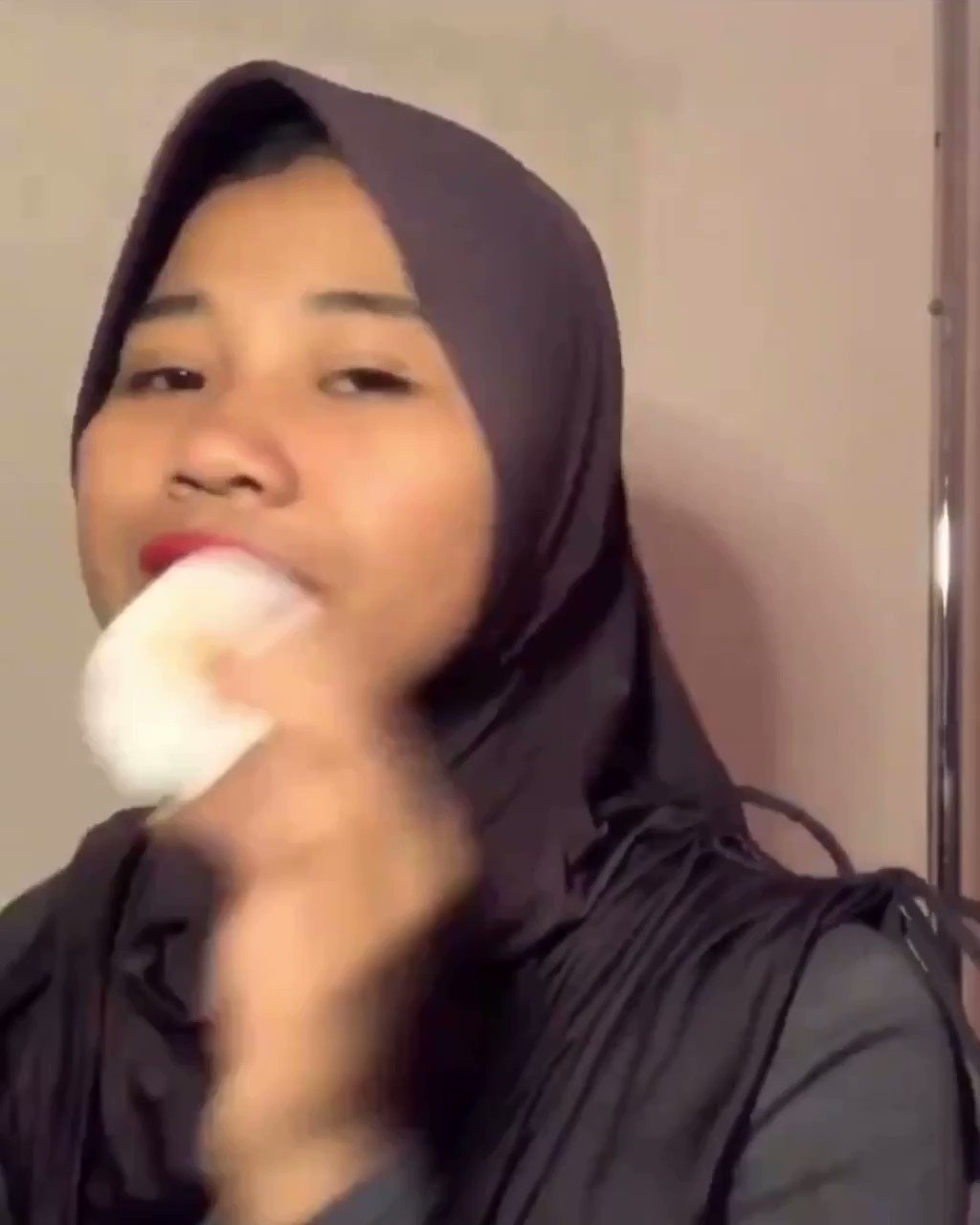 reaction videos id on X: nakal nakal banget bangget helen junet ratu kuman  lady in jilbab bersihin makeup sugar om talking in a bit bule accent  t.coY3d6vJxJRq  X