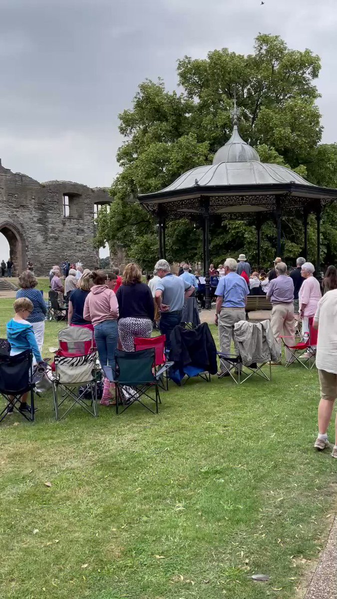 🇬🇧Lovely afternoon in the #Newark Castle grounds today as the brass band concertos returned to the bandstand🎺
🎷These are free, family events put on by Newark Town Council and everyone is welcome from 2:30pm on Sunday's during August - bring your own seat & enjoy! https://t.co/fEnsnFtOr4