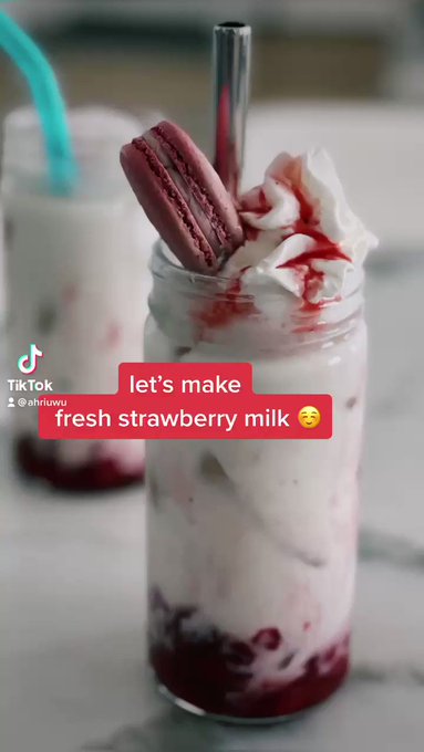 strawberry, banana, or choccy milk?? ??? i really enjoy making drinks like this ☺️

#strawberry #homecafe