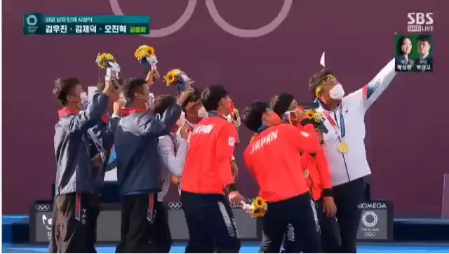 滝沢ガレソ アーチェリー男子団体にて韓国が金メダル 台湾が銀メダル 日本が銅メダルを獲得 表彰式の後 3カ国の選手達が仲睦まじく一緒に写真撮影を行う