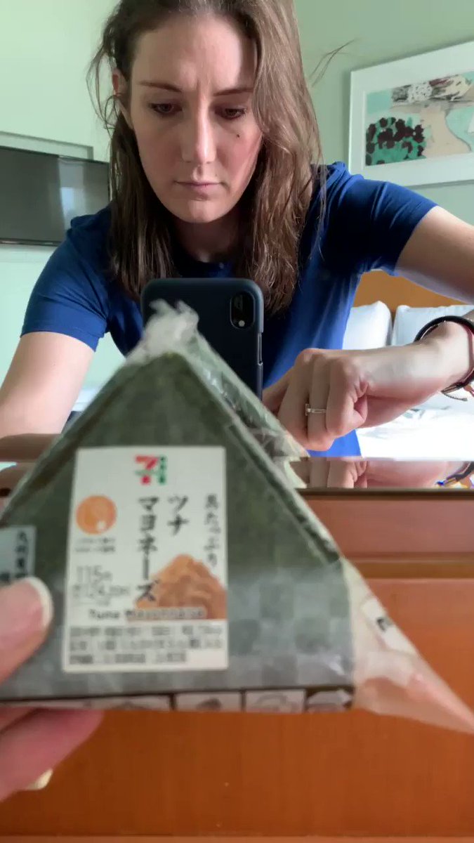 カナダ人のレポーター、コンビニのおにぎりを開けられず苦戦ｗｗｗ