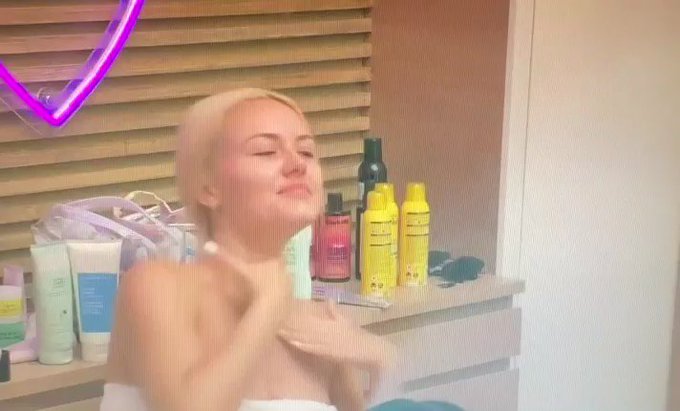 Where’s the appreciation for natural beauty? I mean come on !!!!!! #LoveIsland @LoveIsland https://t