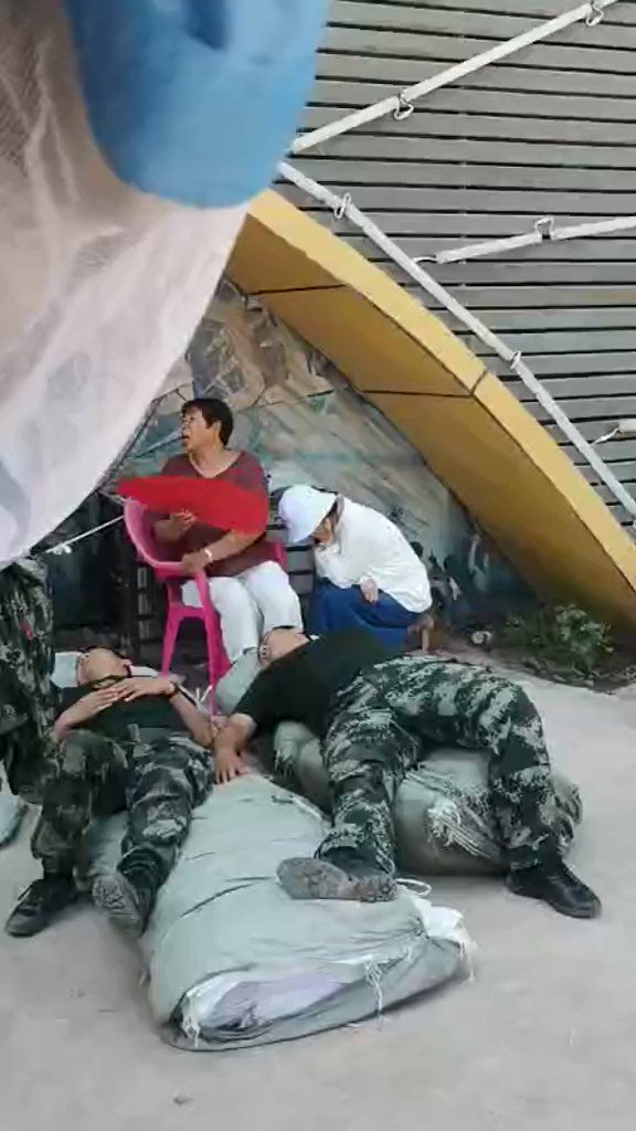 阿姨当着孩子面做爱妈妈    