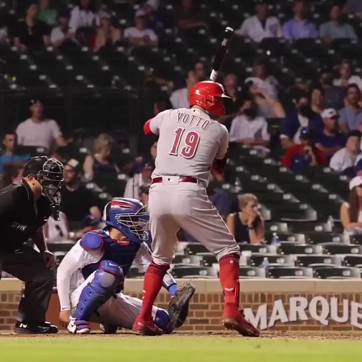 Votto extends power surge, Reds roll past Cubs 8-2