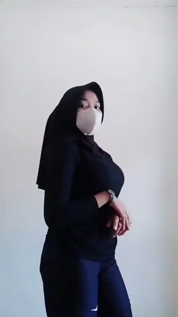 Tualetda külotsiz qiz