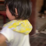 歓喜の涙!生まれて初めて食べた桃が美味しすぎた子の反応!