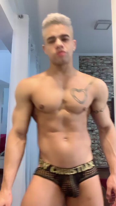 Heys gays lets awake ? @ACenEspanol @andrewchristian #andrewchristian https://t.co/xS2KMpLQNl
