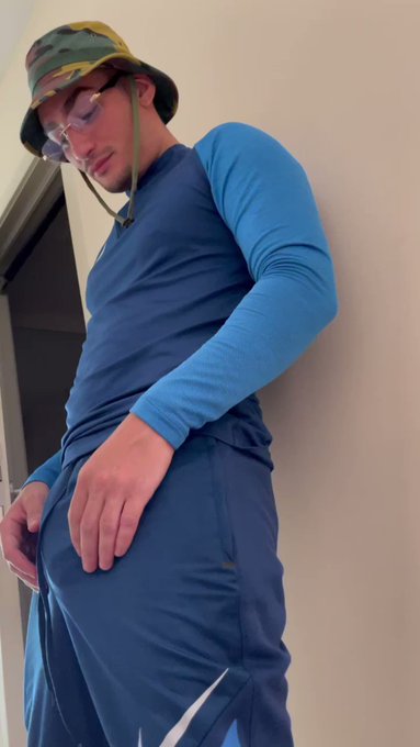 RT and follow @ARABBELLO1 if you accept video in your DM ? https://t.co/K0HbDGRPFf