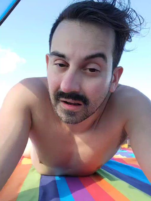 Earlier at the beach.  I hope I'm not sunburnt. https://t.co/8xBpGEnO4f<a href="/tag/msignite"class="tags"><span>#msignite</span></a><a href="/tag/msftviva"class="tags"><span>#msftviva</span></a>