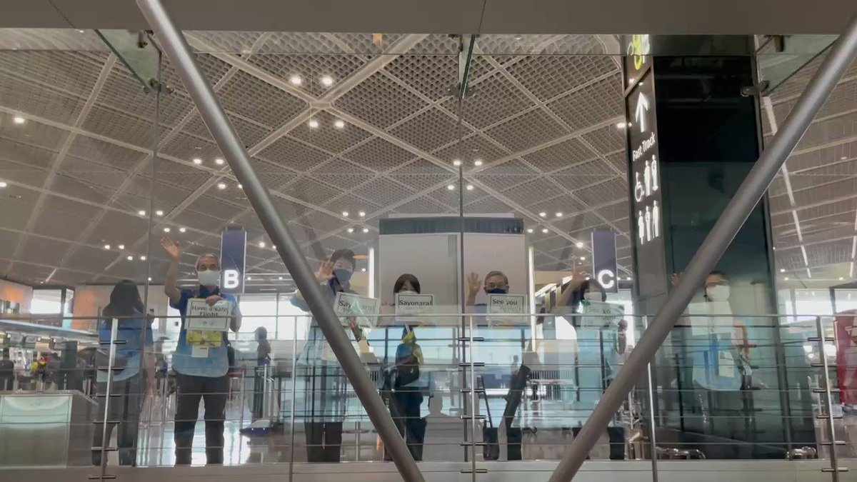 空港で待っていた日本人 粋な ガラス越しのお見送り に米記者感動 涙出そう The Answer 空港で待っていた日本人 粋な ガラス越しのお見送り に米記者感動 涙出そう The Answer