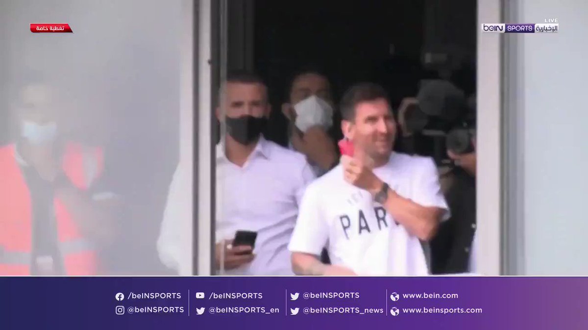 فيديو بي إن سبورتس ليونيل ميسي يحيي الجماهير الباريسية بعد وصوله إلى العاصمة الفرنسية باريس