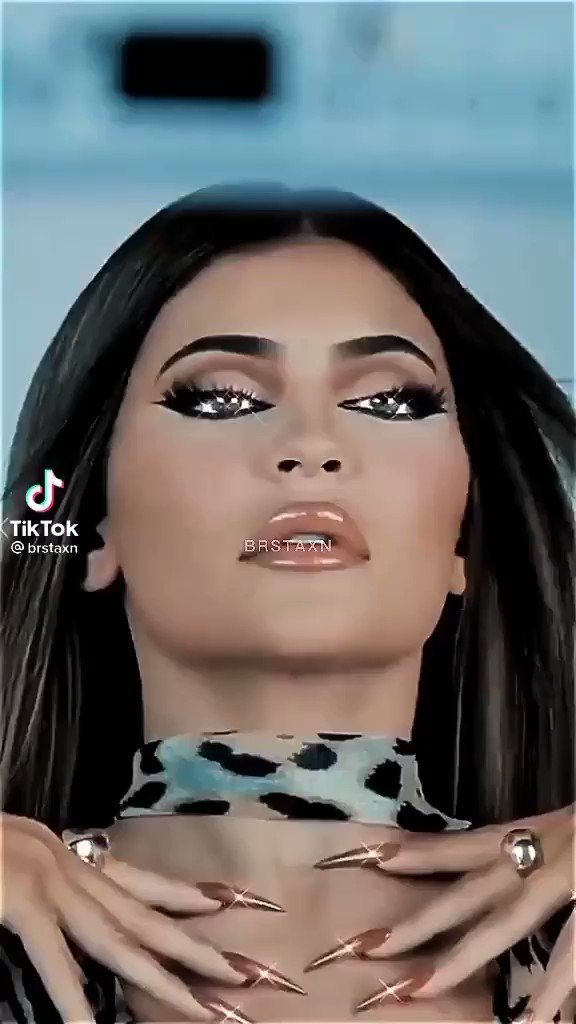 Happy birthday to our poor rich girl, the biggest one: Kylie Jenner  HAPPY BIRTHDAY KYLIE 