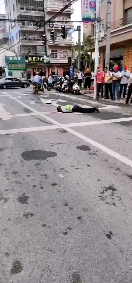 中国悲剧档案 老号 8月11日上午 广东茂名市电白区麻岗镇 一名交警当街被砍身亡 中国 共产党 China Ccp 广东 茂名 中国悲剧档案 老号 8月11日上午 广东茂名市电白区麻岗镇 一名交警当街被砍身亡 中国 共产党 China Ccp 广东 茂名