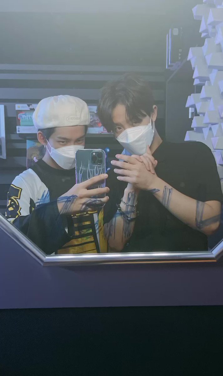 寝起きでこれ見たらジフンタトゥー入れたんかと思ってすっごくドキドキしてたらぜんぜん鏡に描いてただけだった、でも、タトゥーアリです❣️ 