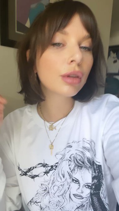She’s back to being a brunette bb 🥰 https://t.co/rVh60omWhZ