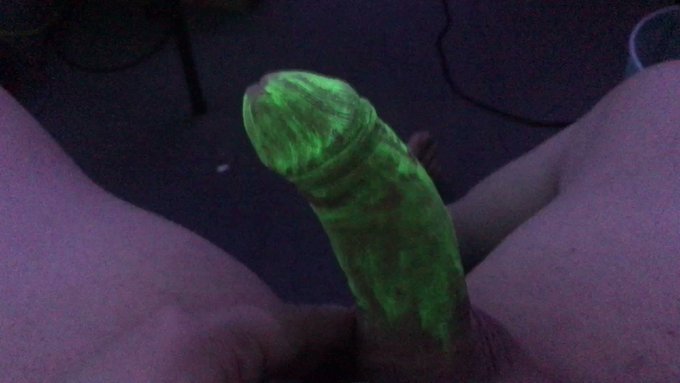 Cloud00a I decorated my dick with GreenUV paint (harmless body / club party paint so don’t worry) https://t