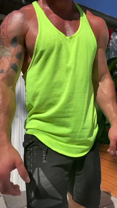 Who doesn’t love some good #MuscleWorship in the morning ??. Wanna feel? ? @scallysex @thexxlmen @HotMaleStuds