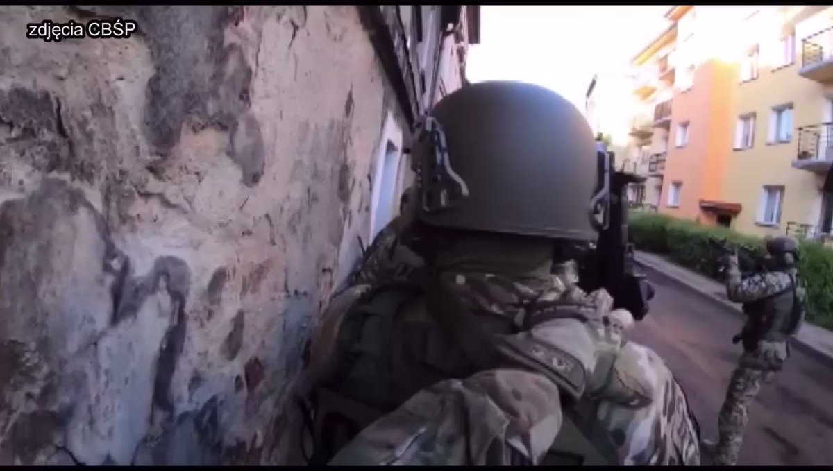 ポーランド警察の特殊部隊が突入する緊迫感がある映像だが こんにちは と叫んでるようにしか聞こえなくて笑ってしまう Togetter ポーランド警察の特殊部隊が突入する緊迫感がある映像だが こんにちは と叫んでるようにしか聞こえなくて笑ってしまう Togetter