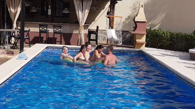 Some Poolfun before shooting under the hot sun in Spain
@_ladylyne_ @true_luna @Mariskaxxxxxxx @Sam_Bourne11