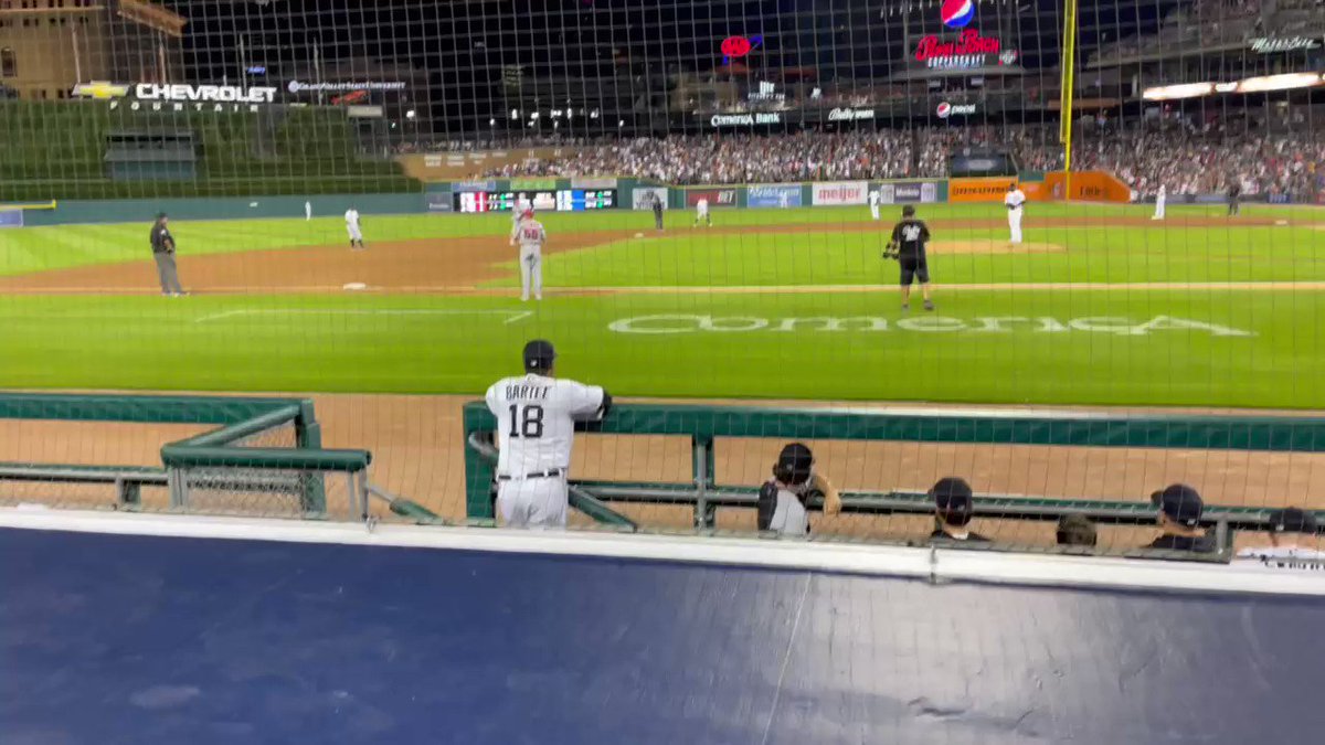 大谷翔平 40号生還直前の珍光景 米ファン笑撃 バットボーイがハイタッチしている The Answer 大谷翔平 40号生還直前の珍光景 米ファン笑撃 バットボーイがハイタッチしている The Answer