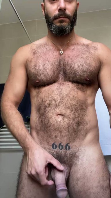 Me la agarras para mear o te pones debajo ??? https://t.co/LQqlpEMGiQ