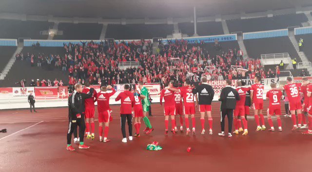 Union Berlin players threw their shirts to fans after the match at the Helsinki Olympic Stadium tonight  #UEFA #ConferenceLeague #UnionBerlin #UnionBerlinUltras #footballfans https://t.co/Mr5FoPQIfL