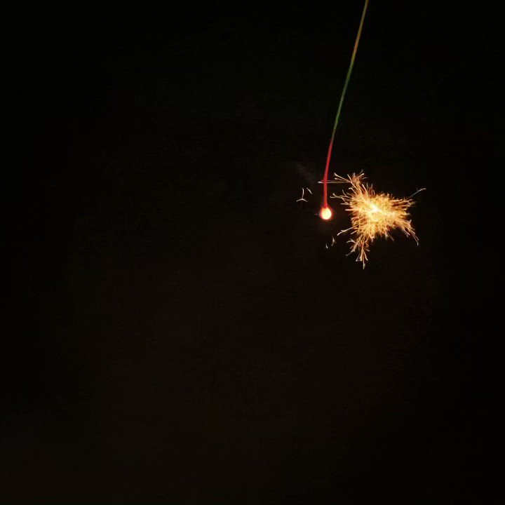 Azusa Kuwabara アズ こんばんは ひっそり線香花火 線香花火は お花に例えられたり 移り変わる人生と言われたりしますね 小さな光から始まり ふわぁ っと盛り上がり 静かに消えてゆく 儚くて美しいね私は今 線香花火のどこで 命を燃やして