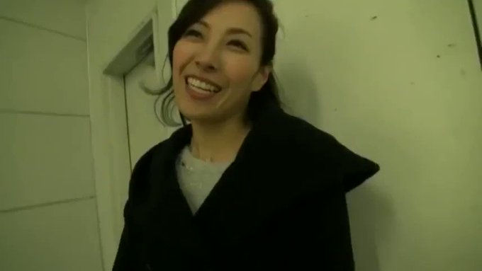 旦那の浮気の腹いせにAV出演を決めた美人妻の谷原さん。
本日はハメ撮りのため、男優さんと温泉へ。
…エロです(≧▽≦) https://t.co/PFsZrNGVu7