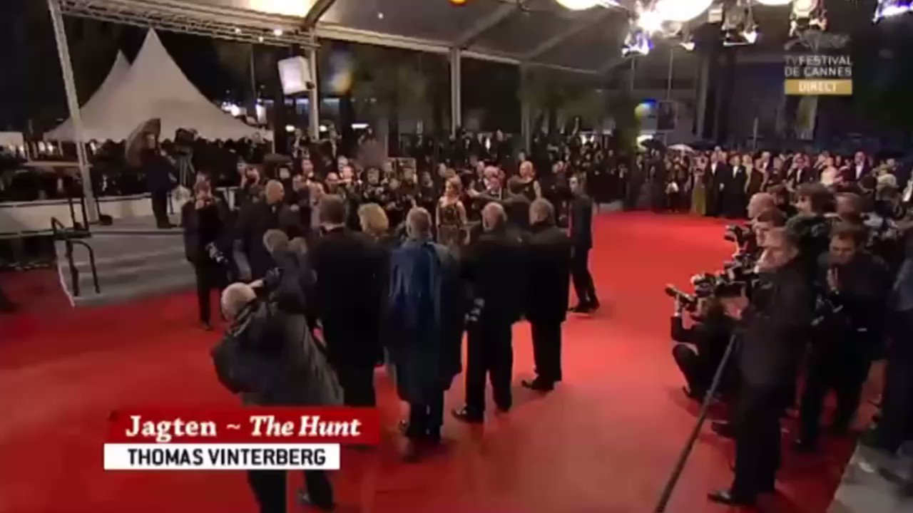 𝗥𝗻𝗻𝗻𝗥 雨のレッドカーペットで 共演の女の子が濡れないよう抱きかかえてすばやく階段を駆けあがるマッツ 北欧のプリンス ミケルセン T Co Dh8n0mtasj Twitter