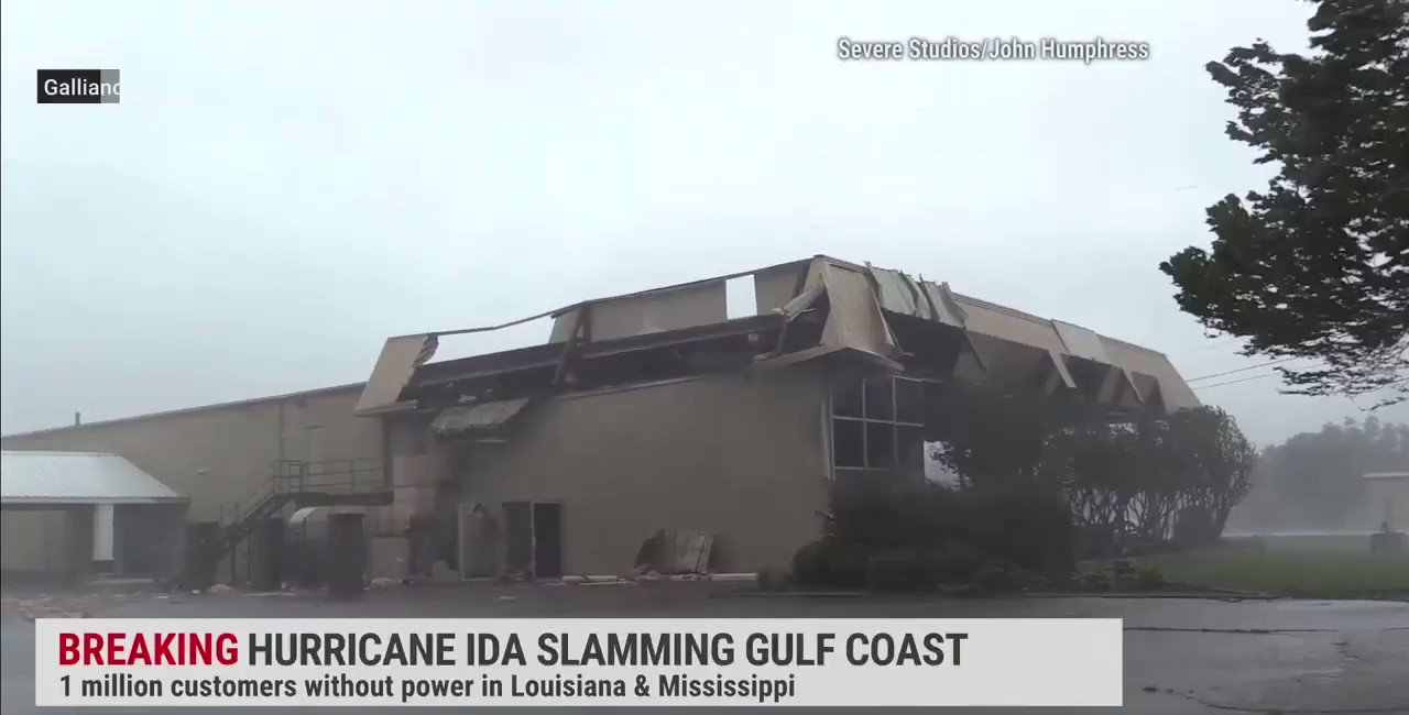 The Weather Channel on Twitter "WATCH Wind rips off the side of a