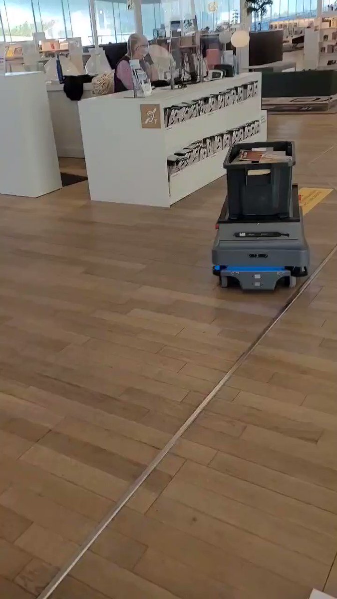These robots return the books in this Helsinki library. I think it got creeped out by me filming it. https://t.co/AR5Mp5eCay