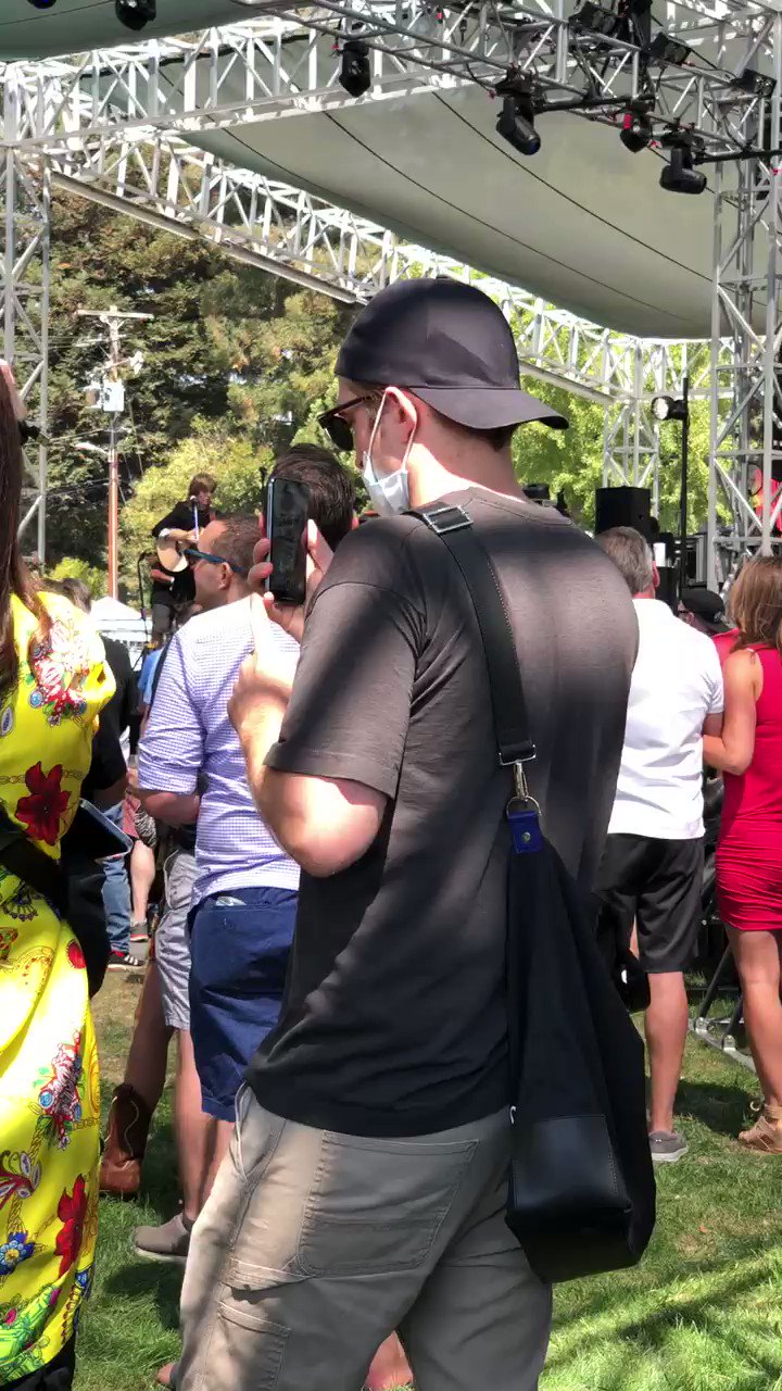 Happy Birthday Suki Waterhouse!   (Rob grabando a suki en un festival)
