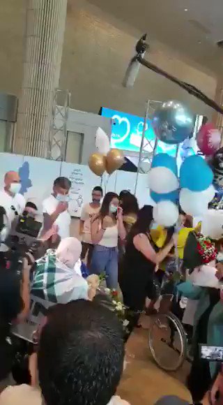 في مطار بن غوريون، احتفال مشترك بين أسرة إياد شلبي العربي المسلم الفلسطيني