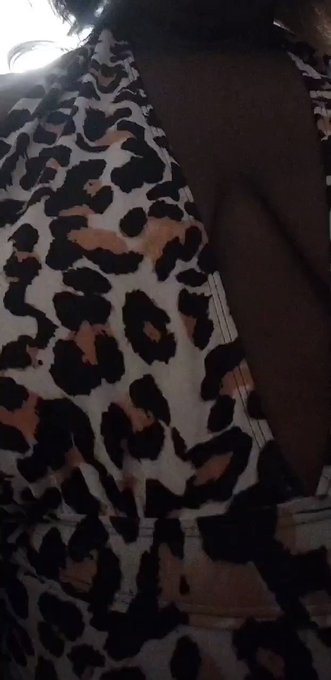 It's the walk, 🙃 NO it's the BOLEGS,NO  ITS THE ASS JIGGLE🥴. FUCK IT, IT'S JUST BOGOTTI FOR ME https://t<a href="/tag/newprofilepic"class="tags"><span>#newprofilepic</span></a>