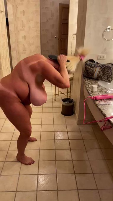 I&rsquo;m always the last one to show up. Lol ☮️❤️🏸 ⁦@claudia_marie⁩ @KaylaKleevage https://t.co/0pOYOBUOF