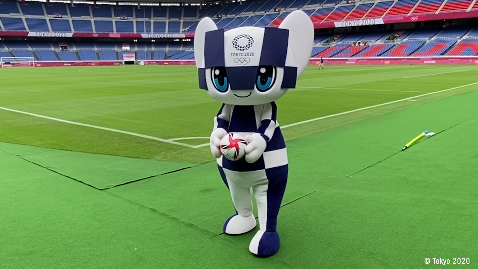 Tokyo 2020 on Twitter: "みなさんー！ #ミライトワ💙の秘蔵映像だよ💡 一生懸命サッカーごっこをする健気な ミライトワを ...