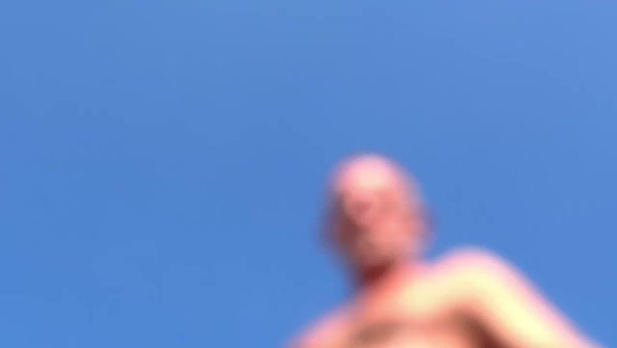 beach party flashing ???? https://t.co/Sntk1RaBNb