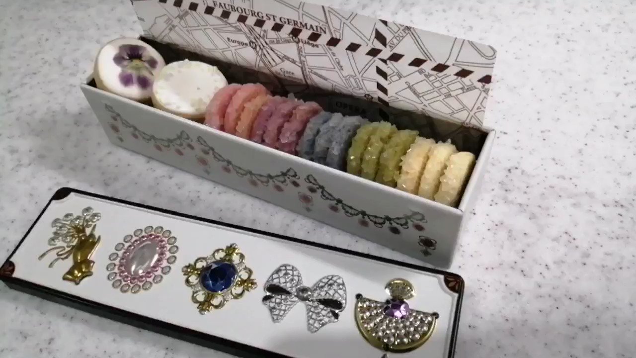 国内発送 宝塚ホテル限定缶 ピンクの缶と 宝塚限定の白い缶の宝塚